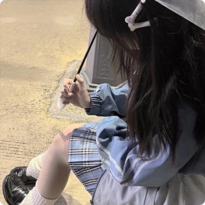 庭院里的女人 海报